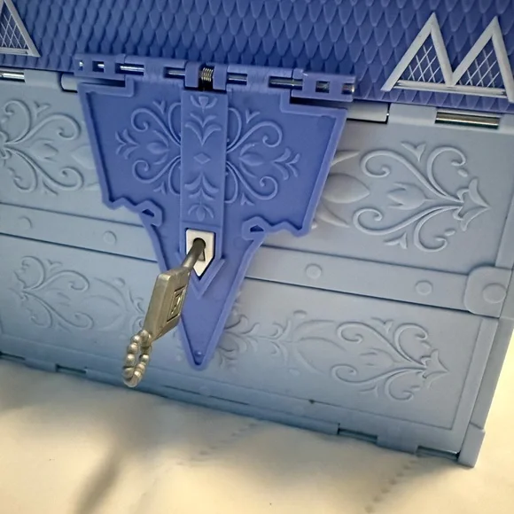 Frozen pop up Dollhouse with Elsa and Anna and their Accessories - Picture 5 of 8